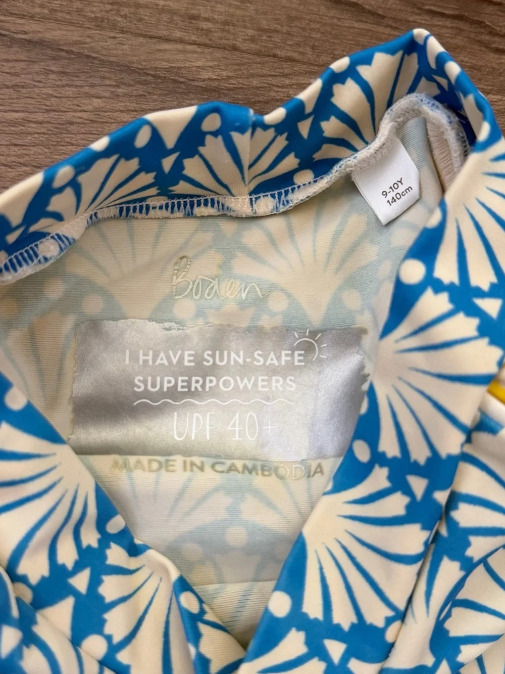 Boden Youth Long Sleeve Scallop Shell Print Long Sleeve Rash Guard Sz 9-10